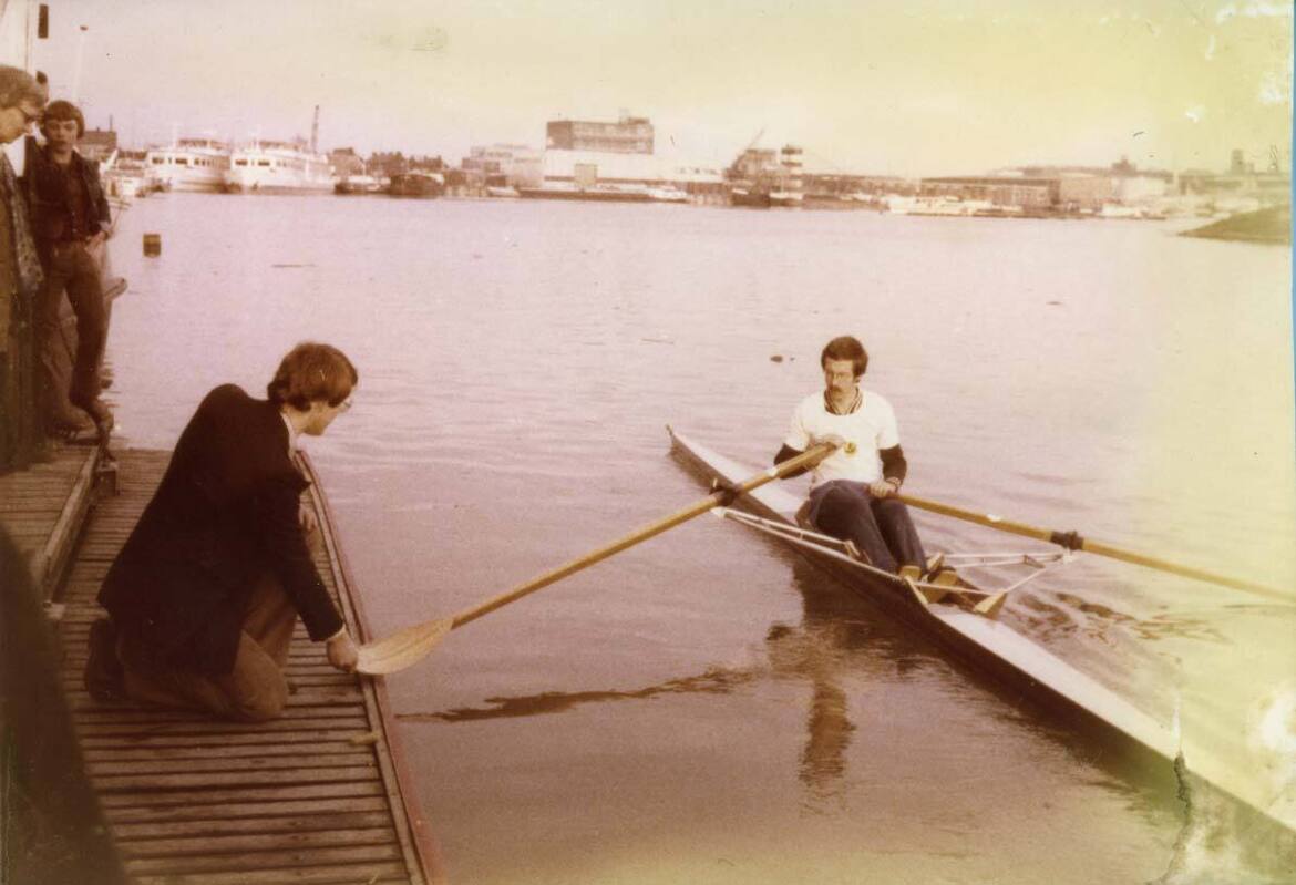 Skiff met Bert Mol voor het vlot bij Jason wordt vastgehouden door René van Doorn 