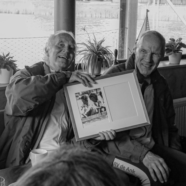 Maarten en JP na de Oude IJsselregatta met een lijst in hun handen, met oude wedstrijdroeifoto en een ruimte voor een nieuwe, Doetinchem, fotograaf: Peter Paul Lücker
